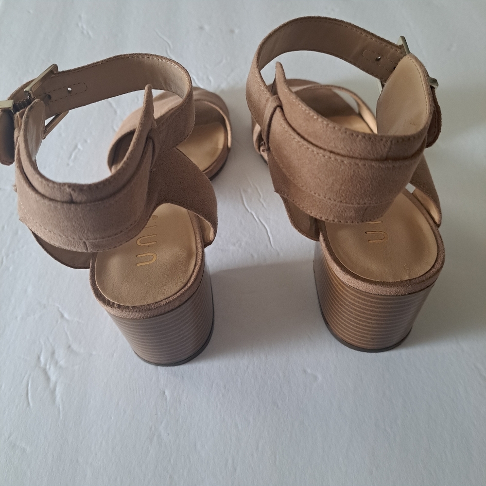 UNISA Tan 2"-3" Block Heel Sandals Ankle Straps Women's Size 8.5 M - Picture 5 of 10
